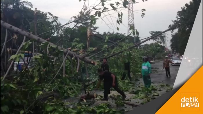 Hujan Badai Amuk Kota Surabaya