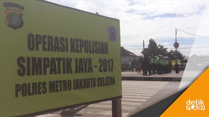 Saat Emak-emak Naik Motor Ditegur Petugas