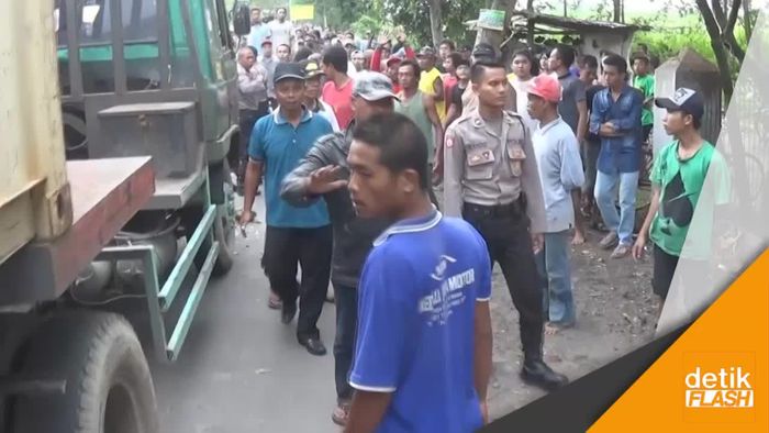 Warga Hadang Truk Muatan Karet Perusak Jalan