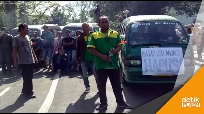 Tolak Taksi Online, Angkot Bandung Mogok Massal
