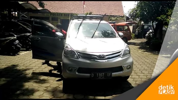 Dikira Taksi Online, Mobil Berpenumpang Diamuk Massa