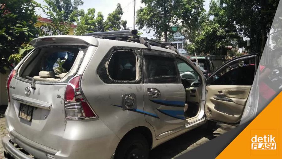 Horor Saat Mobil Dirusak Massa di Bandung
