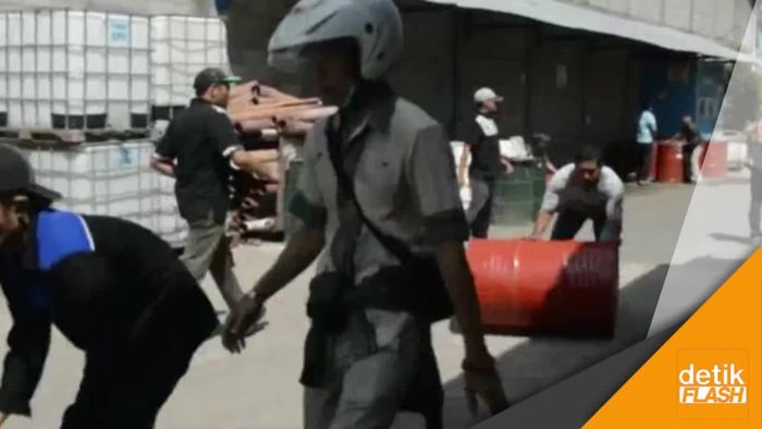 Kebakaran di Pabrik Mebel, 1 Truk Hangus dan 1 Wanita Terluka