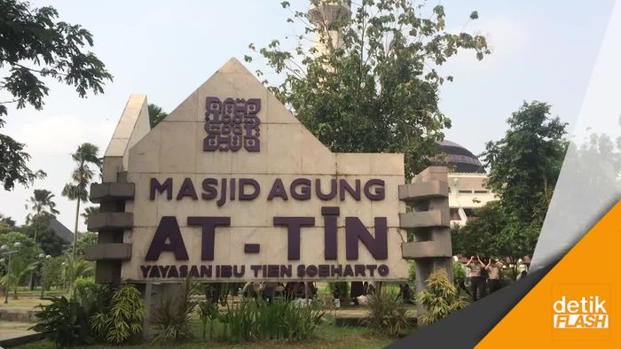  Peringati Supersemar, Masjid At-Tin Dipenuhi Manusia.