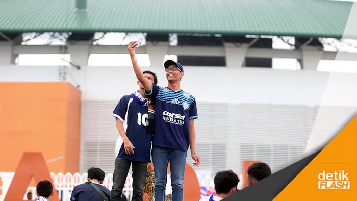 Suasana di Luar Stadion Jelang Final Piala Presiden