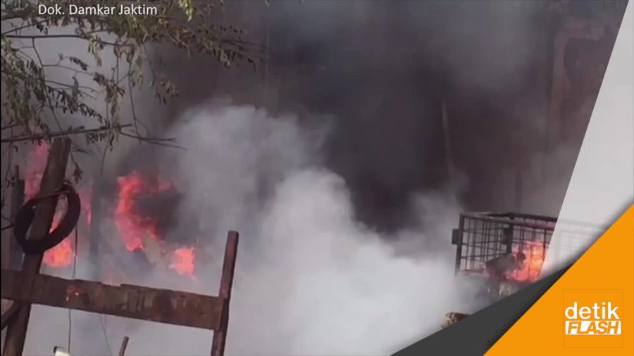 Lapak Barang Bekas di Pondok Bambu Terbakar