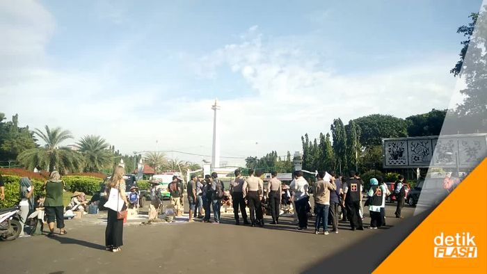 Para Petani ini Gelar Aksi Semen Kaki di Depan Istana