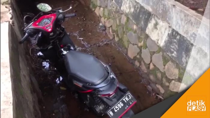 Tabrak Trotoar hingga Masuk Got, Pemotor Ini Tewas Seketika