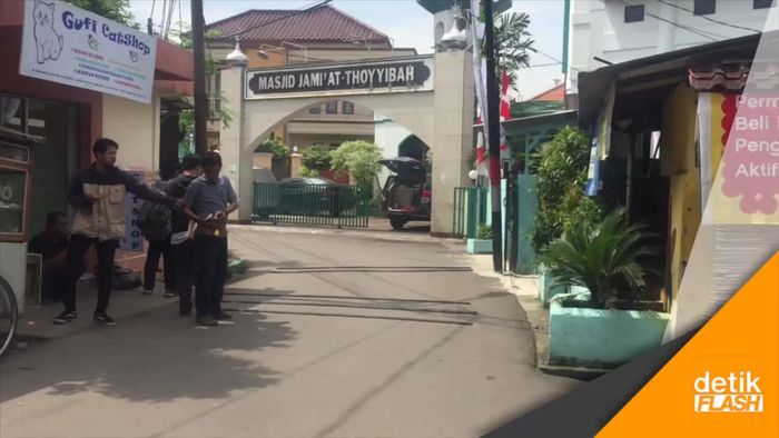 Spanduk Penolakan Salat Jenazah di Masjid Cipinang Muara