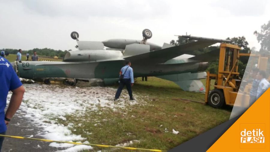 Pesawat F-16 di Pekanbaru Terbalik