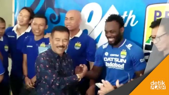 Michael Essien Kado Terindah Persib