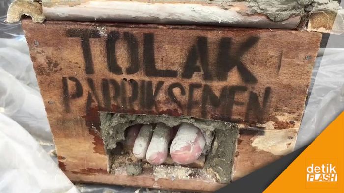 Aksi Belenggu Semen Kaki Petani Kendeng Takkan Berhenti, Kecuali..