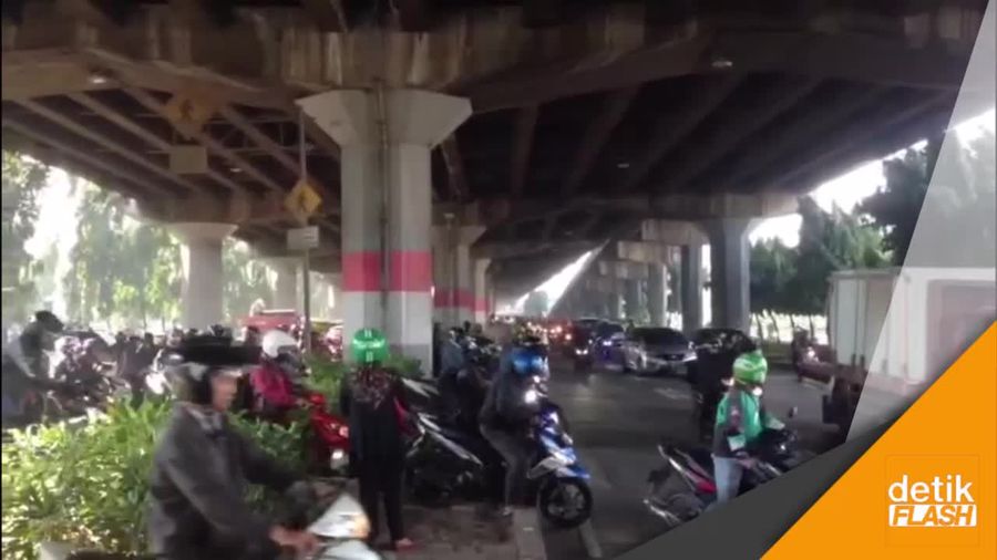 Dampak Penutupan Simpang Kebon Nanas, Pemotor Menyeberang Trotoar