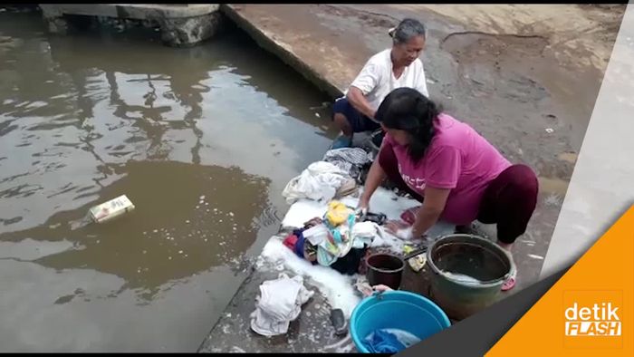 Sungai Kotor Tempat Warga Majalaya Mencuci dan BAB