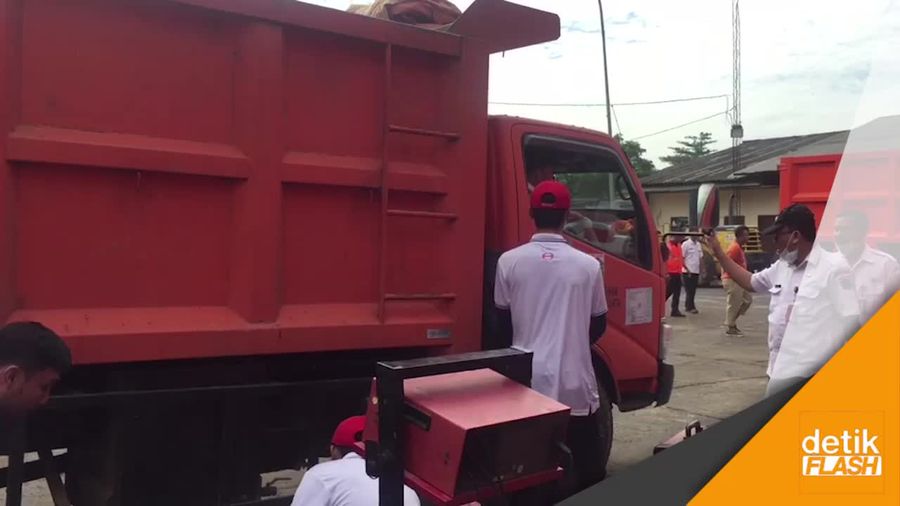 Truk Sampah Lakukan Uji Emisi di Bantar Gebang