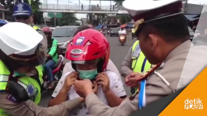 Operasi Simpatik Jaya 2017, Polisi Bagi-bagi Helm