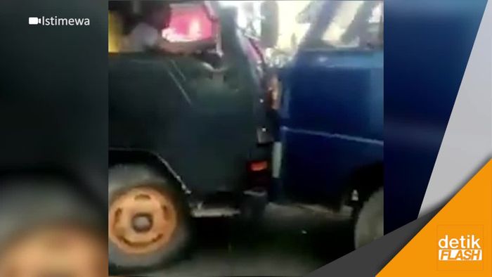 Ini Video Adu Banteng, eh Adu Truk..