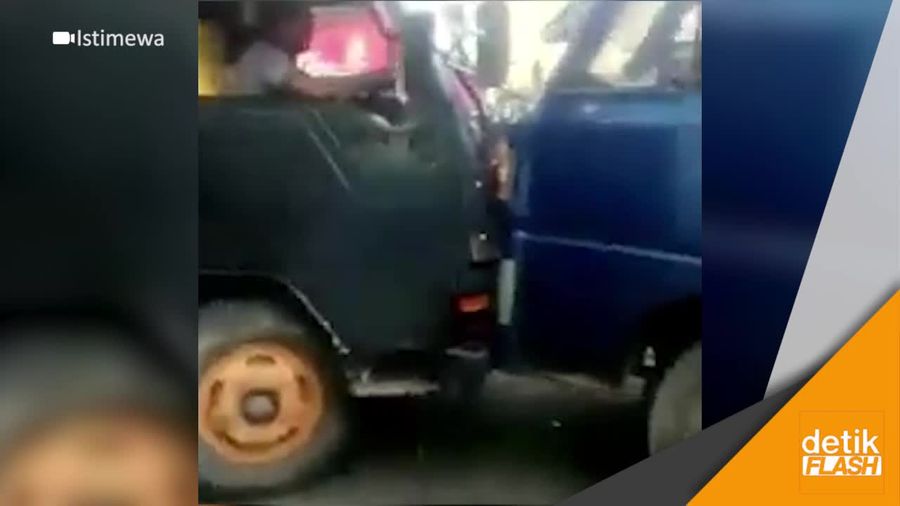 Ini Video Adu Banteng, eh Adu Truk..