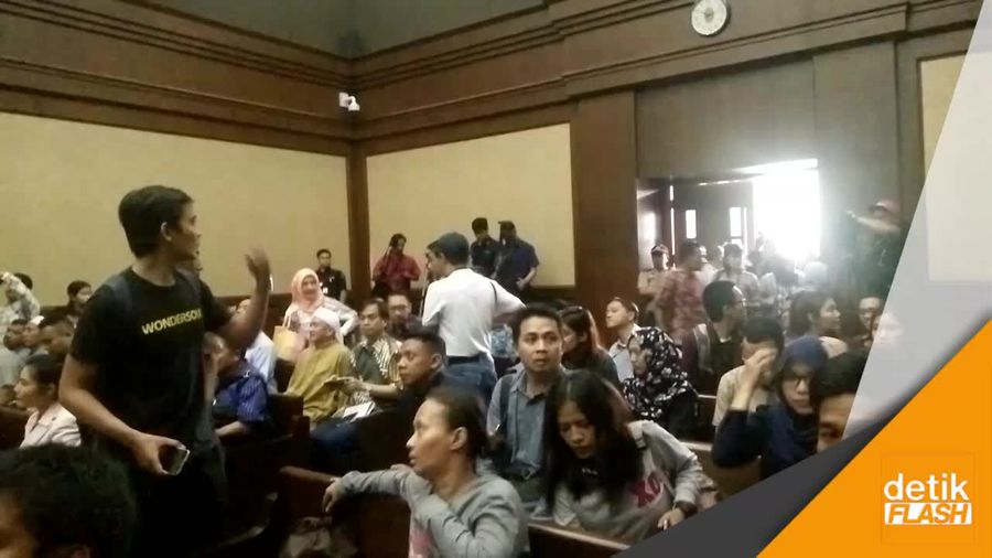 Wah! Penonton di Sidang e-KTP Membludak