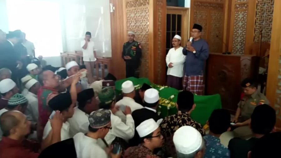 Upacara Militer Lepas Jenazah Mbah Hasyim ke Jakarta