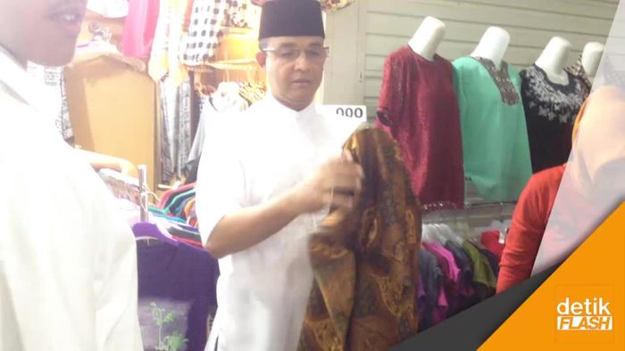 Ke Blok M Square, Anies Belanja Peci dan Kain Batik