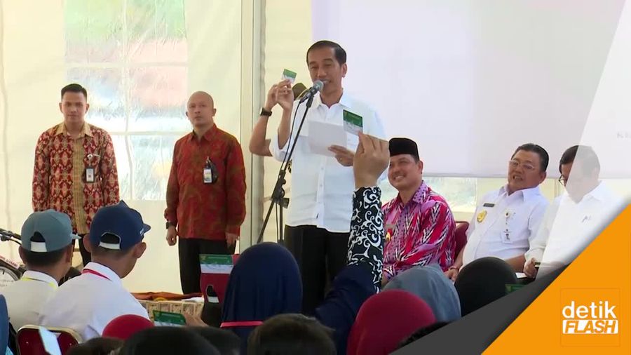 Ke Mempawah, Jokowi Bagikan Kartu Sakti dan Biskuit Kaya Gizi