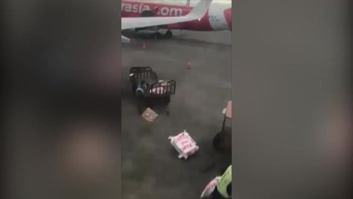 Sadis! Barang di Pesawat Main Lempar Saja
