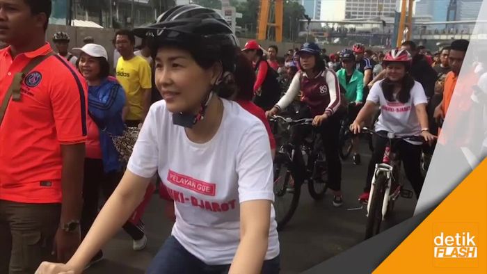 Istri Ahok dan Djarot Gowes dan Cuci Mata di CFD