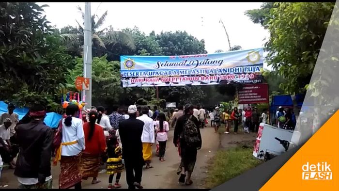 Upacara Melasti di Pantai Jolosutro