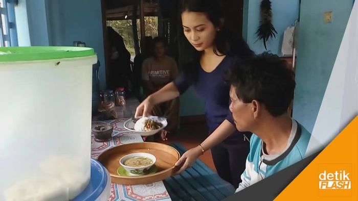 Kenalkan Ita, Pelayan Cantik Asal Nganjuk yang Viral