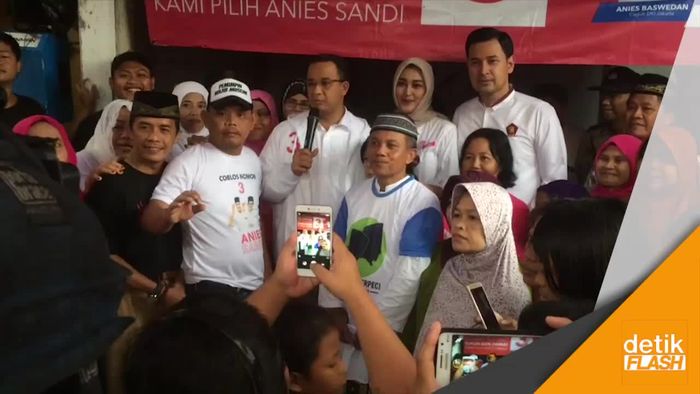 Bersandal Jepit dan Diguyur Hujan, Anies Sambangi Warga Gang Sawo