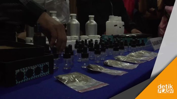 Polisi Ringkus Pengedar Liquid Vape Campuran Ganja!