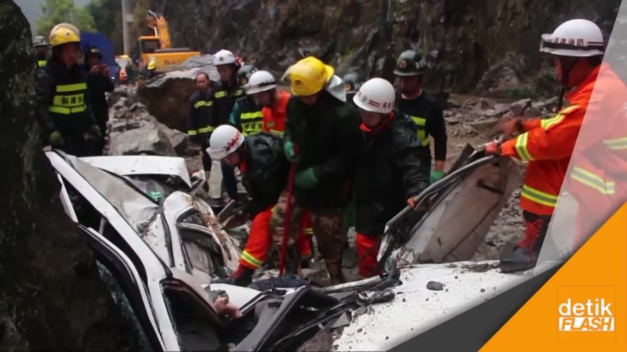 Pengemudi Tewas Tertimpa Longsor di China