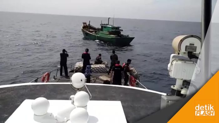 Kapal Hiu Macan Tangkap 13 Kapal Vietnam di Laut Natuna