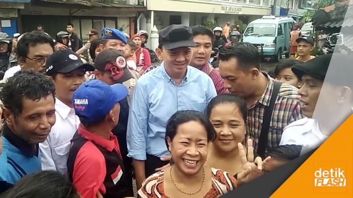 Blusukan di Kalibaru, Ahok Jenguk Warga Sakit