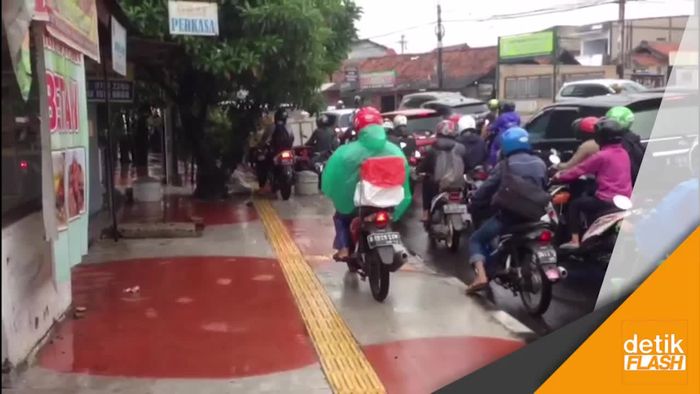 Pak Polisi! Tolong Tindak Pemotor Penjajah Trotoar 