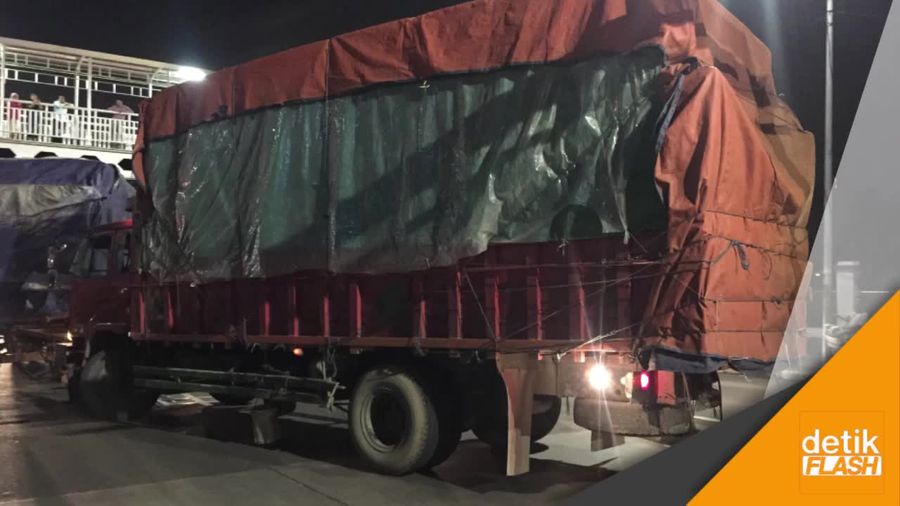 Truk Nyangkut di Underpass Pasar Minggu Bikin Macet Jalanan
