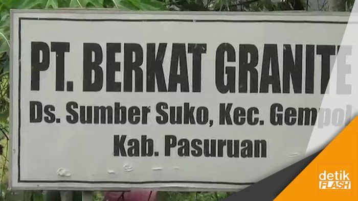 Warga Tutup Paksa Tambang Batu di Pasuruan