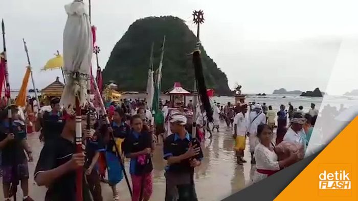 Melasti di Pantai Banyuwangi