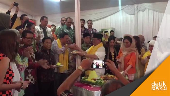 Saat Agung Laksono Berikan Potongan Tumpeng ke Ahok dan Novanto