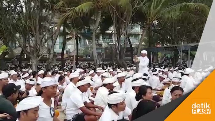 Melasti di Pantai Kuta