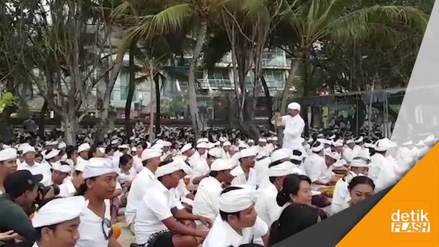 Melasti di Pantai Kuta