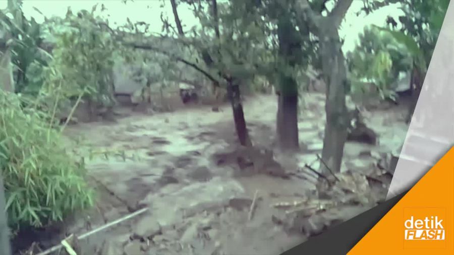 Banjir Bandang Mojokerto Hancurkan Rumah dan Hanyutkan Ternak 