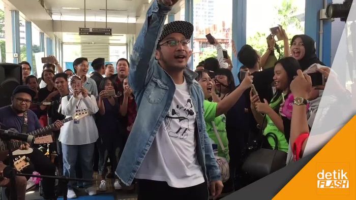 Menikmati Musik Pagi di Halte Sarinah