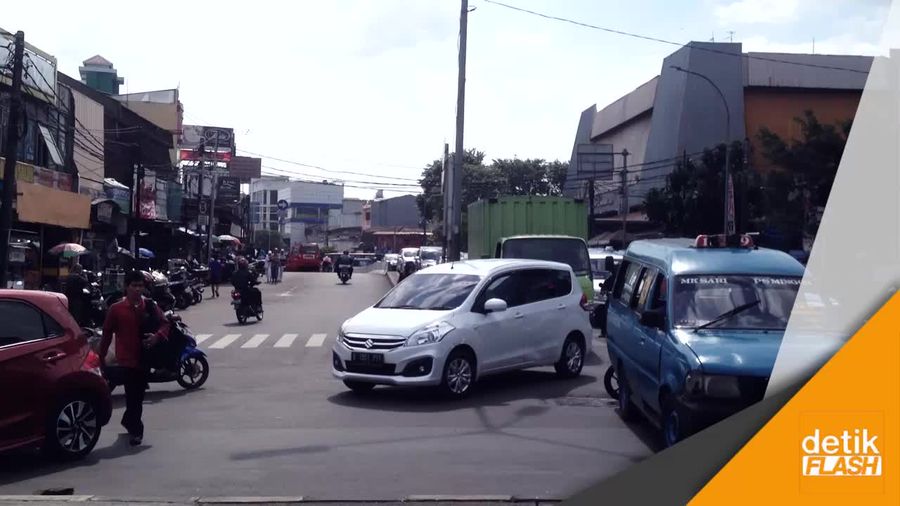 Lalu Lintas Perempatan Pasar Minggu Semrawut