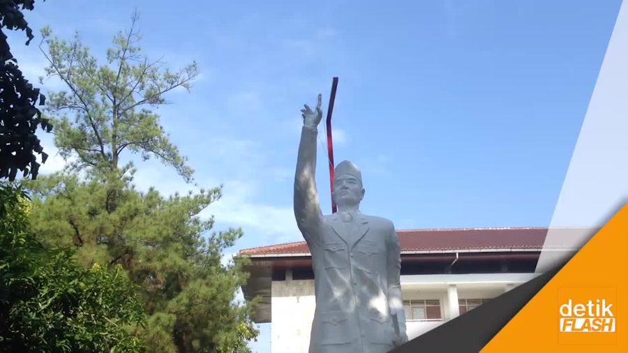 Bung Karno Berdiri Gagah di Kampus IPDN