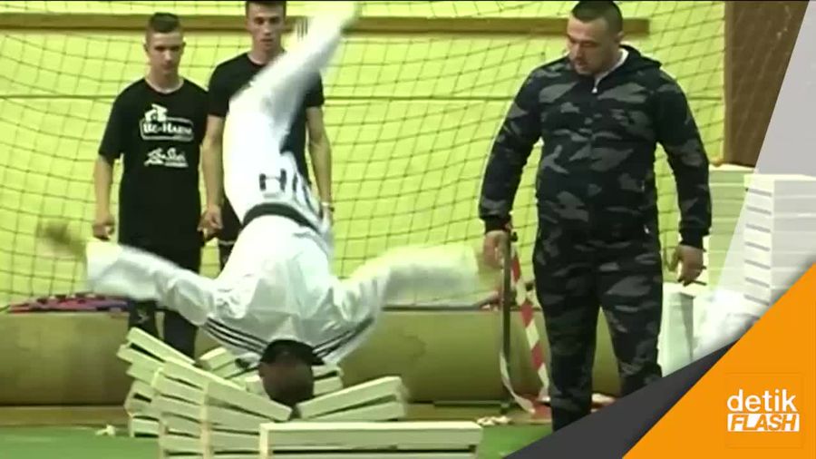 Rekor Dunia, Bocah Kepala Batu Pecahkan 111 Balok