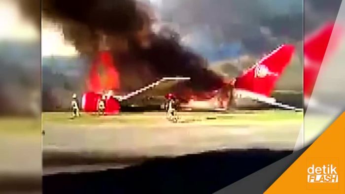 Pesawat Peruvian Airlines Terbakar di Landasan