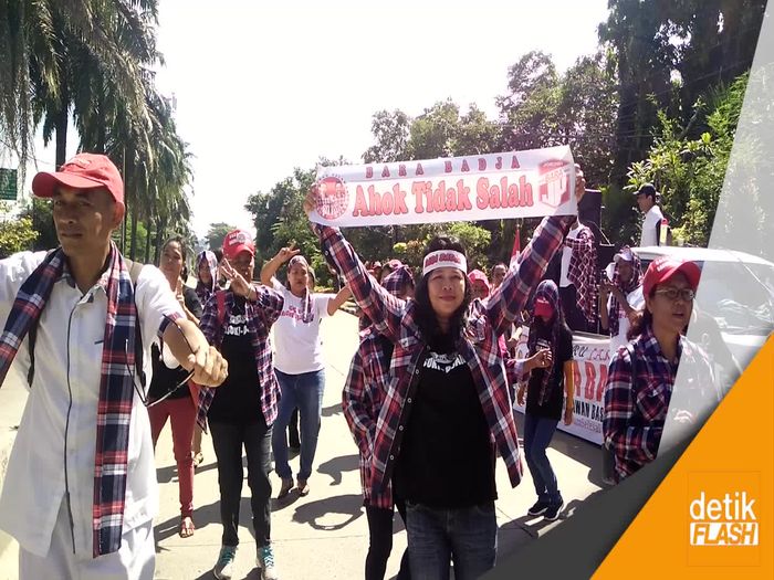 Massa Pro-Kontra Ahok Adu Orasi di Sidang Penistaan Agama