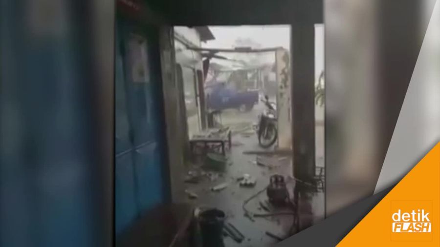 Video Kepanikan Warga Mojokerto Dihantam Angin Puting Beliung  